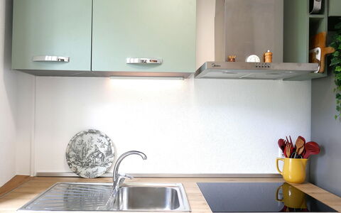 Ludiano 25: Keuken, Countertop, Toestel Van De Keuken, Interieur Ontwerp, Gootsteen, Cabinetry, Loodgieterswerkinrichting, Huishoudapparatuur, Kraan, Meubilair