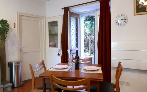 Ludiano 25: Meubilair, Hout, Flooring, Interieur Ontwerp, Eetkamer, Tafel, Keuken En Eettafel, Stoel, Verdieping, Verlichting