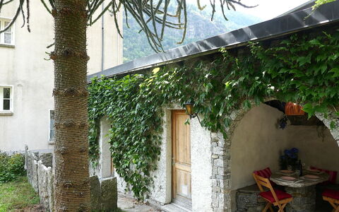Ludiano 25: Muur, Schaduw, Tuin, Stenen Muur, Backyard, Kamerplant, Hacienda, Binnenplaats