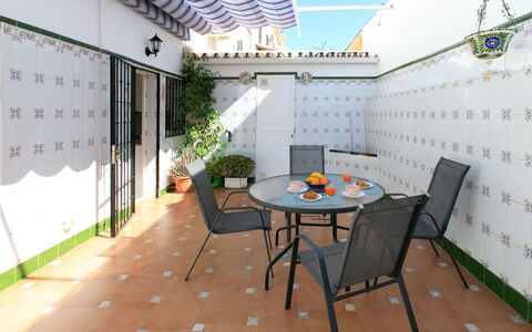 La Mar Serena: Meubilair, Flooring, Verdieping, Stoel, Buitentafel, Buitenmeubels, Keuken En Eettafel, Kamerplant, Balkon, Bloempot