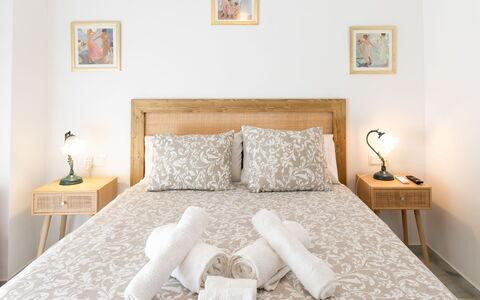 La Mar Serena: Bed, Meubilair, Bedding, Slaapkamer, Interieur Ontwerp, Laken, Muur, Verdieping, Hout, Flooring