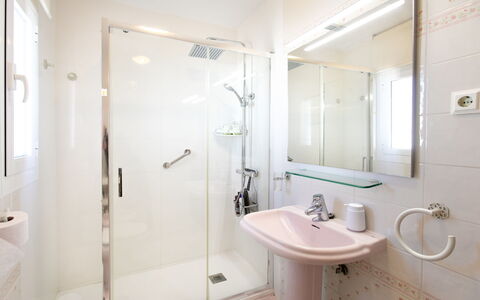 La Mar Serena: Badkamer, Loodgieterswerkinrichting, Wastafel In De Badkamer, Flooring, Wastafel, Interieur Ontwerp, Verdieping, Kraan, Loodgieter, Douche