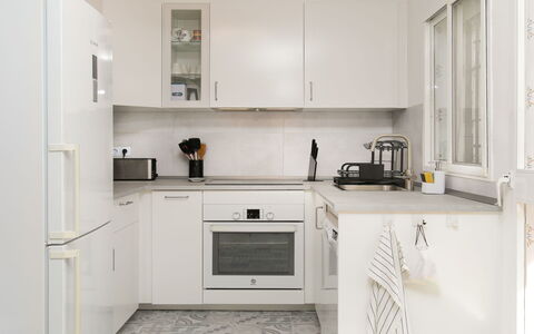La Mar Serena: Toestel Van De Keuken, Keuken, Countertop, Cabinetry, Meubilair, Major Appliance, Flooring, Interieur Ontwerp, Huishoudapparatuur, Hout