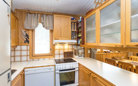Hakojärventie 3B: Keuken, Hout, Interieur Ontwerp, Major Appliance, Countertop, Cabinetry, Toestel Van De Keuken, Flooring, Plafond, Kamer