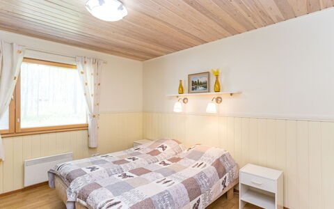 Hakojärventie 3B: Bed, Interieur Ontwerp, Slaapkamer, Hout, Plafond, Flooring, Verdieping, Laken, Bedding, Meubilair