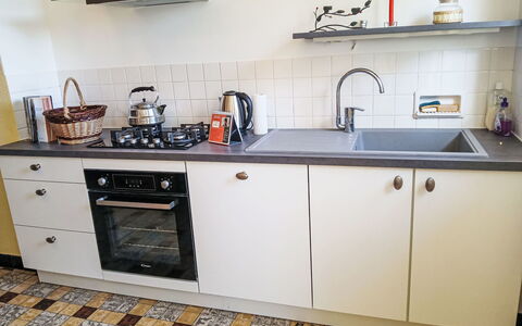 Puys-Richards: Keuken, Toestel Van De Keuken, Countertop, Major Appliance, Huishoudapparatuur, Cabinetry, Flooring, Fornuis, Fornuis, Gasfornuis