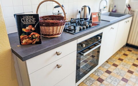 Puys-Richards: Keuken, Toestel Van De Keuken, Fornuis, Countertop, Major Appliance, Gasfornuis, Fornuis, Huishoudapparatuur, Flooring, Cabinetry