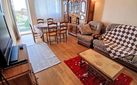 Puys-Richards: Meubilair, Flooring, Interieur Ontwerp, Verdieping, Hout, Kamer, Woonkamer, Bankstel, Appartement, Verlichting