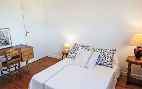 Puys-Richards: Bed, Meubilair, Bedding, Slaapkamer, Verdieping, Flooring, Laken, Interieur Ontwerp, Muur, Hout