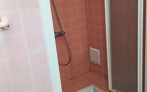 Puys-Richards: Flooring, Verdieping, Badkamer, Loodgieterswerkinrichting, Tegel, Samengesteld Materiaal, Loodgieter, Deur Van De Douche, Douche