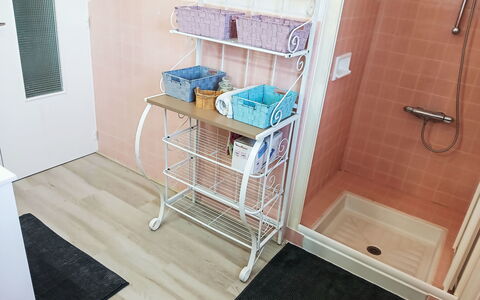 Puys-Richards: Verdieping, Flooring, Interieur Ontwerp, Kamer, Stellingen, Plank, Mand, Tegel