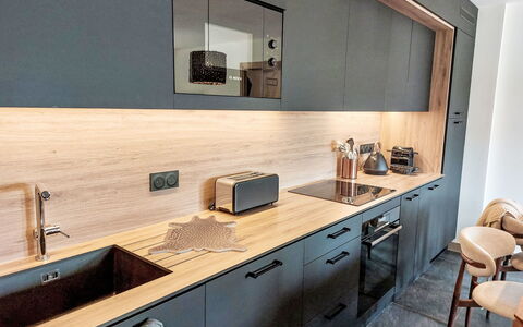 Le Caprice Blanc: Countertop, Keuken, Interieur Ontwerp, Flooring, Cabinetry, Hout, Meubilair, Verdieping, Kraan, Wastafel