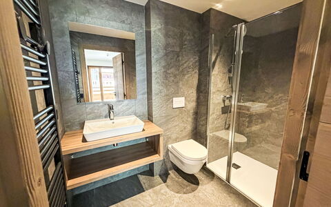 Le Caprice Blanc: Flooring, Interieur Ontwerp, Verdieping, Hout, Loodgieterswerkinrichting, Badkamer, Loodgieter, Kraan, Kamer, Plafond