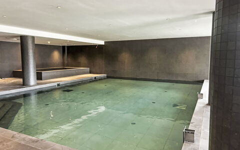 Le Caprice Blanc: Flooring, Verdieping, Samengesteld Materiaal, Zwembad, Daylighting, Waterpartij, Tegel