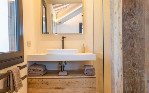 San Giuseppe: Flooring, Muur, Loodgieterswerkinrichting, Spiegel, Interieur Ontwerp, Wastafel In De Badkamer, Hout, Badkamer, Wastafel, Verdieping