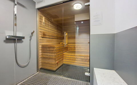 Grimentz 630: Flooring, Verdieping, Interieur Ontwerp, Loodgieterswerkinrichting, Plafond, Loodgieter, Tegel, Badkamer, Douche, Glas