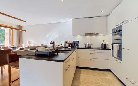 Les Rahâs A5: Keuken, Countertop, Interieur Ontwerp, Meubilair, Flooring, Toestel Van De Keuken, Cabinetry, Hout, Plafond, Lichte Inrichting