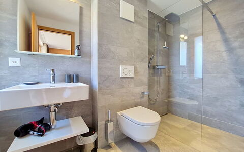 Les Rahâs A5: Flooring, Loodgieterswerkinrichting, Badkamer, Verdieping, Interieur Ontwerp, Toilet, Loodgieter, Kraan, Plafond, Wastafel