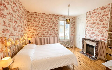 Petite Normandie: Interieur Ontwerp, Meubilair, Muur, Hout, Slaapkamer, Flooring, Verdieping, Textiel, Bed, Laken