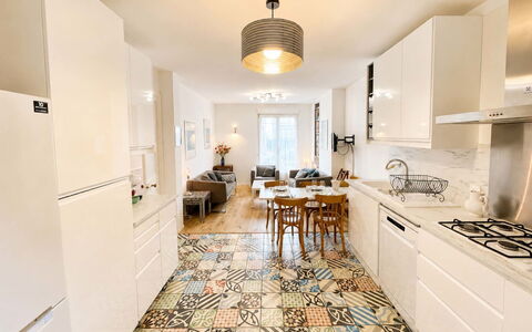 Petite Normandie: Flooring, Verdieping, Keuken, Meubilair, Interieur Ontwerp, Hout, Countertop, Houten Vloer, Cabinetry, Tegel
