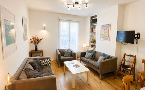 Petite Normandie: Meubilair, Interieur Ontwerp, Flooring, Bankstel, Verdieping, Hout, Kamer, Tafel, Woonkamer, Houten Vloer