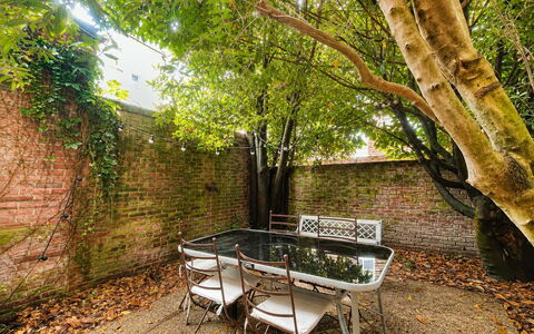 Petite Normandie: Meubilair, Stoel, Tafel, Buitenmeubels, Buitentafel, Keuken En Eettafel, Tuin, Schaduw, Backyard, Koffietafel