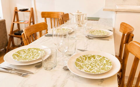 Petite Normandie: Tableware, Meubilair, Tafel, Serveware, Tafelkleed, Dishware, Voedsel, Bord, Stoel, Eetkamer