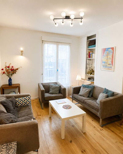 Petite Normandie: Meubilair, Interieur Ontwerp, Flooring, Bankstel, Verdieping, Hout, Kamer, Tafel, Woonkamer, Houten Vloer