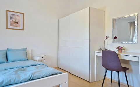 Marija: Meubilair, Interieur Ontwerp, Muur, Hout, Flooring, Verdieping, Bed, Slaapkamer, Kamer, Cabinetry