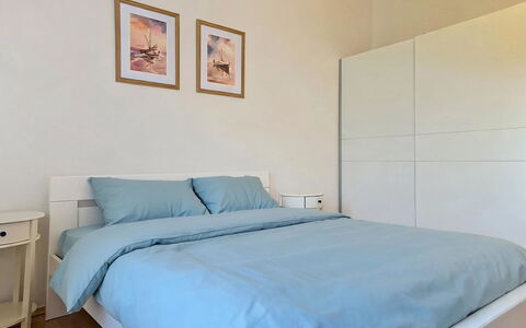 Marija: Meubilair, Slaapkamer, Hout, Bed, Interieur Ontwerp, Verdieping, Flooring, Kamer, Laken, Bedding