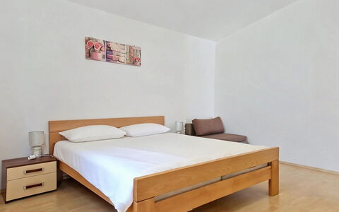 Marija: Bed, Meubilair, Slaapkamer, Flooring, Verdieping, Bedding, Hout, Laken, Interieur Ontwerp, Kamer
