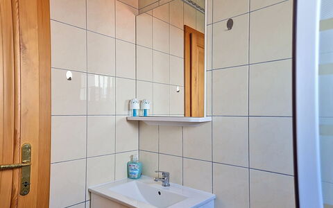Marija: Muur, Loodgieterswerkinrichting, Flooring, Hout, Wastafel In De Badkamer, Interieur Ontwerp, Verdieping, Wastafel, Badkamer, Kraan