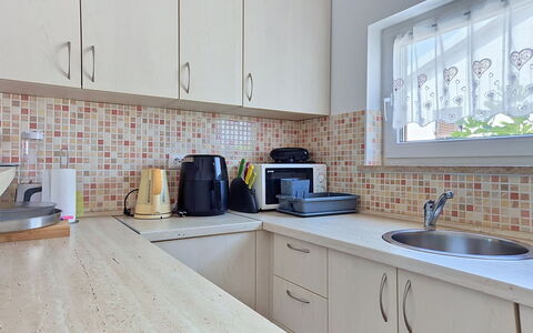 Marija: Countertop, Keuken, Toestel Van De Keuken, Cabinetry, Gootsteen, Interieur Ontwerp, Wastafel, Major Appliance, Loodgieterswerkinrichting, Flooring