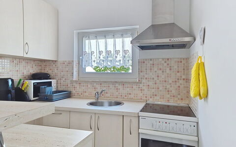 Marija: Keuken, Countertop, Toestel Van De Keuken, Major Appliance, Cabinetry, Interieur Ontwerp, Flooring, Meubilair, Gootsteen, Verdieping