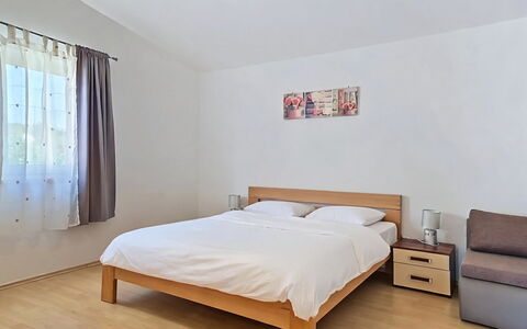 Marija: Bed, Meubilair, Slaapkamer, Interieur Ontwerp, Verdieping, Hout, Flooring, Kamer, Bedding, Laken