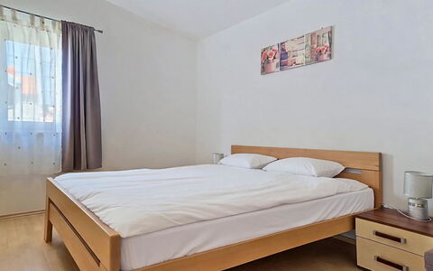 Marija: Bed, Slaapkamer, Meubilair, Bedding, Interieur Ontwerp, Laken, Verdieping, Hout, Flooring, Kamer
