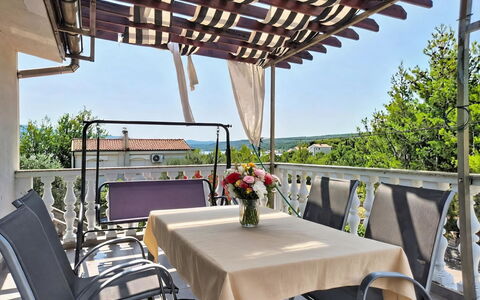 Marija: Meubilair, Tafel, Stoel, Buitenmeubels, Buitentafel, Balkon, Schaduw, Veranda, Patio, Kamerplant
