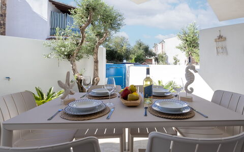 Perla Blu: Meubilair, Tafel, Stoel, Keuken En Eettafel, Tableware, Interieur Ontwerp, Eetkamer, Buitentafel, Buitenmeubels, Restaurant