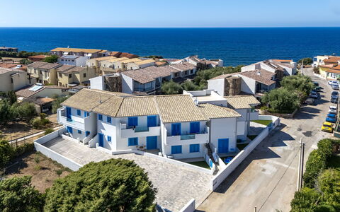 Perla Blu: Blauw, Woongebied, Architectuur, Huis, Stedelijk Ontwerp, Balkon, Zee, Voorstad, Landgoed, Appartement