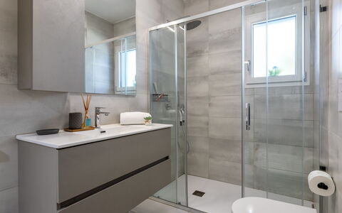 Perla Blu: Flooring, Loodgieterswerkinrichting, Badkamer, Verdieping, Interieur Ontwerp, Wastafel In De Badkamer, Badkamerkast, Wastafel, Toilet, Kraan