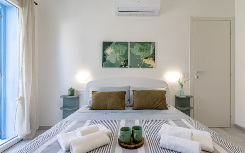 Perla Blu: Meubilair, Interieur Ontwerp, Slaapkamer, Verdieping, Bed, Flooring, Plafond, Hout, Kamer, Laken