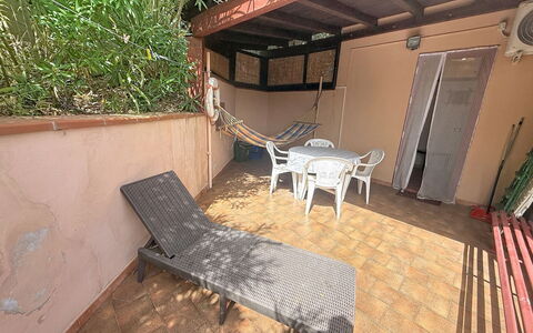 Habitat: Verdieping, Flooring, Beits, Schaduw, Backyard, Balkon, Werf, Stoel, Buitenmeubels, Hardwood