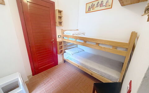 Habitat: Hout, Flooring, Verdieping, Stapelbed, Kamer, Meubilair, Interieur Ontwerp, Bed, Slaapkamer, Slaapzaal