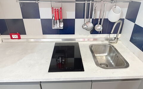 Habitat: Keuken, Countertop, Toestel Van De Keuken, Gootsteen, Major Appliance, Wastafel, Loodgieterswerkinrichting, Kraan, Fornuis, Fornuis
