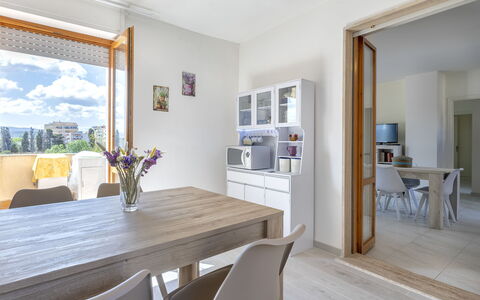 Mariposa: Meubilair, Interieur Ontwerp, Flooring, Verdieping, Hout, Stoel, Plafond, Tafel, Eetkamer, Keuken En Eettafel
