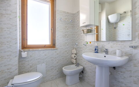 Mariposa: Loodgieterswerkinrichting, Muur, Flooring, Wastafel In De Badkamer, Badkamer, Verdieping, Interieur Ontwerp, Wastafel, Kraan, Toilet