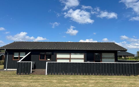 Thrine - 150M from the Sea: Dak, Huis, Huis, Land Lot, Siding, Plain, Verblijf, Landelijk Gebied, Schaduw, Werf