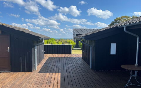 Thrine - 150M from the Sea: Lucht, Hout, Dak, Samengesteld Materiaal, Siding, Plank, Verblijf, Schaduw, Hardwood, Dek