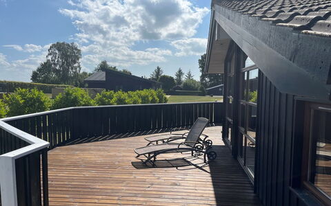Thrine - 150M from the Sea: Hout, Dak, Samengesteld Materiaal, Schaduw, Siding, Dek, Hardwood, Plank, Verblijf