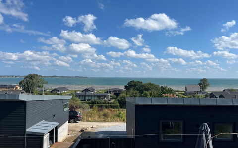 Thrine - 150M from the Sea: Lucht, Schaduw, Oceaan, Kust